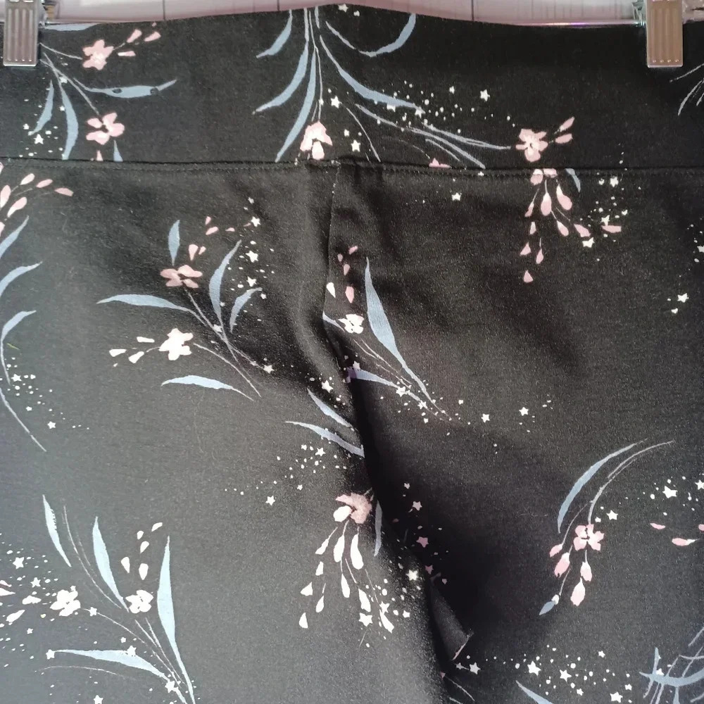 Torrid Studio Ponte Slim Fit Cropped Pixie Contemporary Floral Pull On Pants - Picture 6 of 10